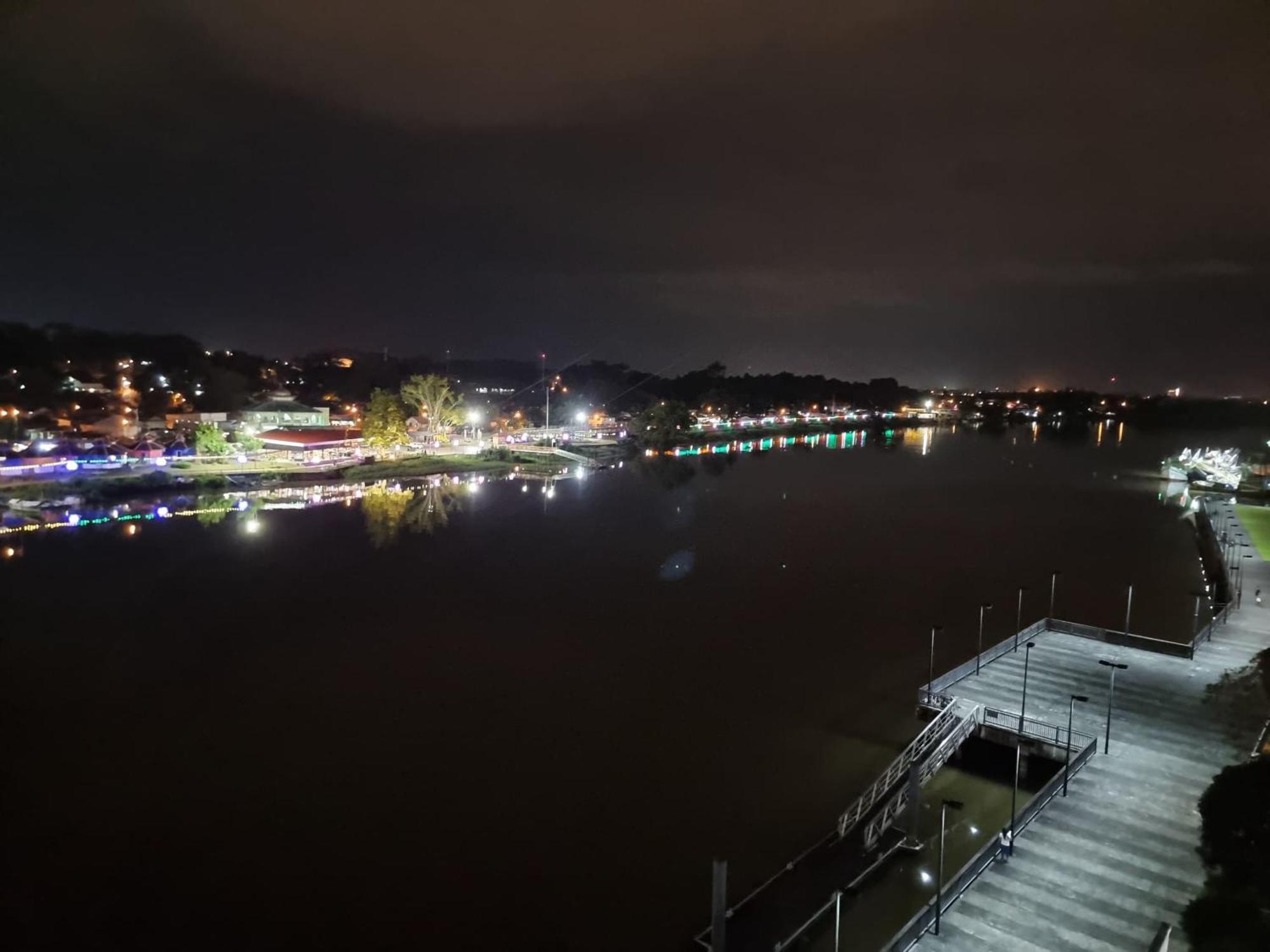Cozzzy Hut Riverbank Suites Kuching With Spectacular River View Dış mekan fotoğraf