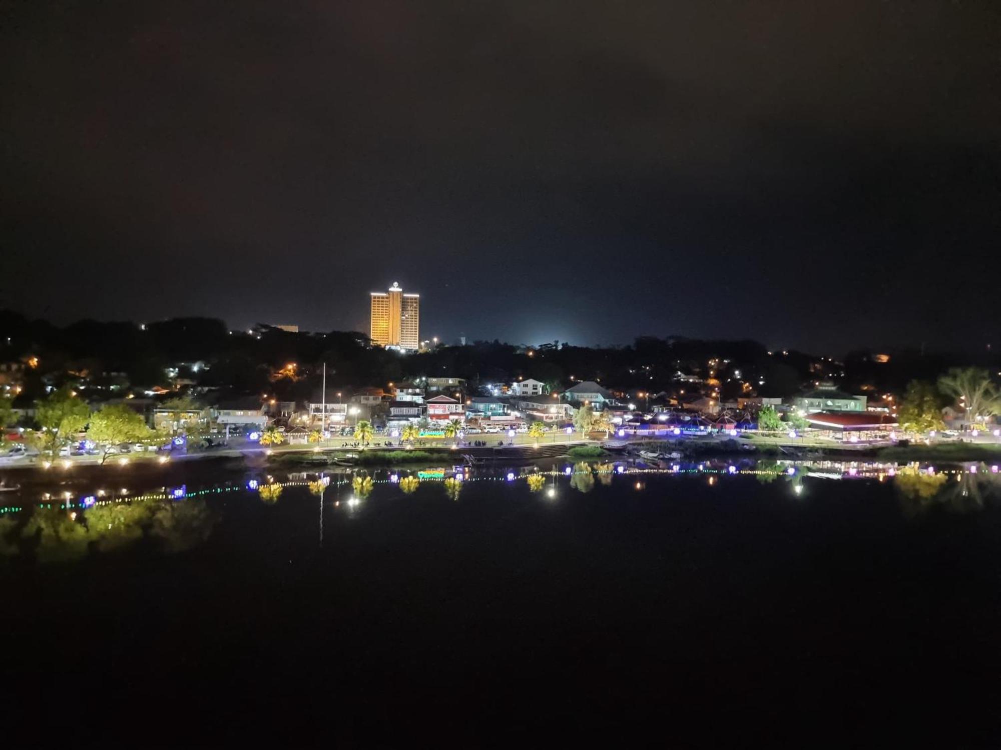 Cozzzy Hut Riverbank Suites Kuching With Spectacular River View Dış mekan fotoğraf